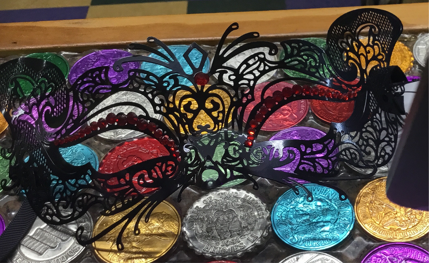 BLACK GLITTER METAL FILIGREE MASK