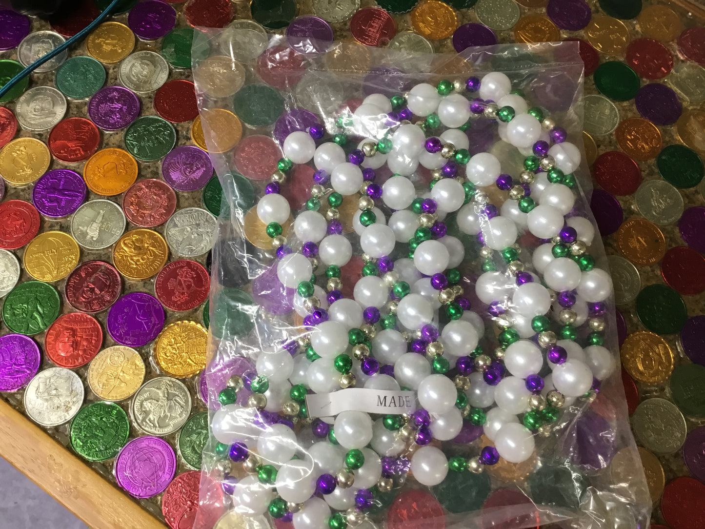 25MM WHITE PEARL WITH PURPLE, GREEN & GOLD SPACERS 6 PCS/PB
