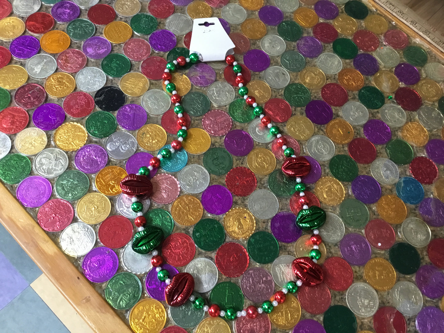 METALLIC GREEN & RED LIP BEAD