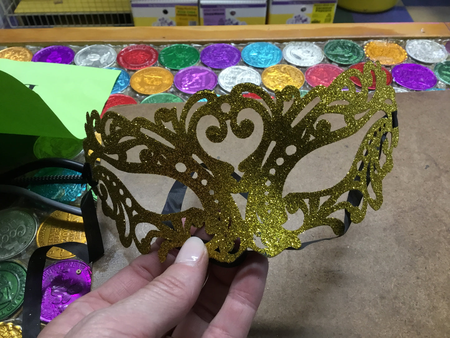 PLASTIC GLITTER MASK GOLD