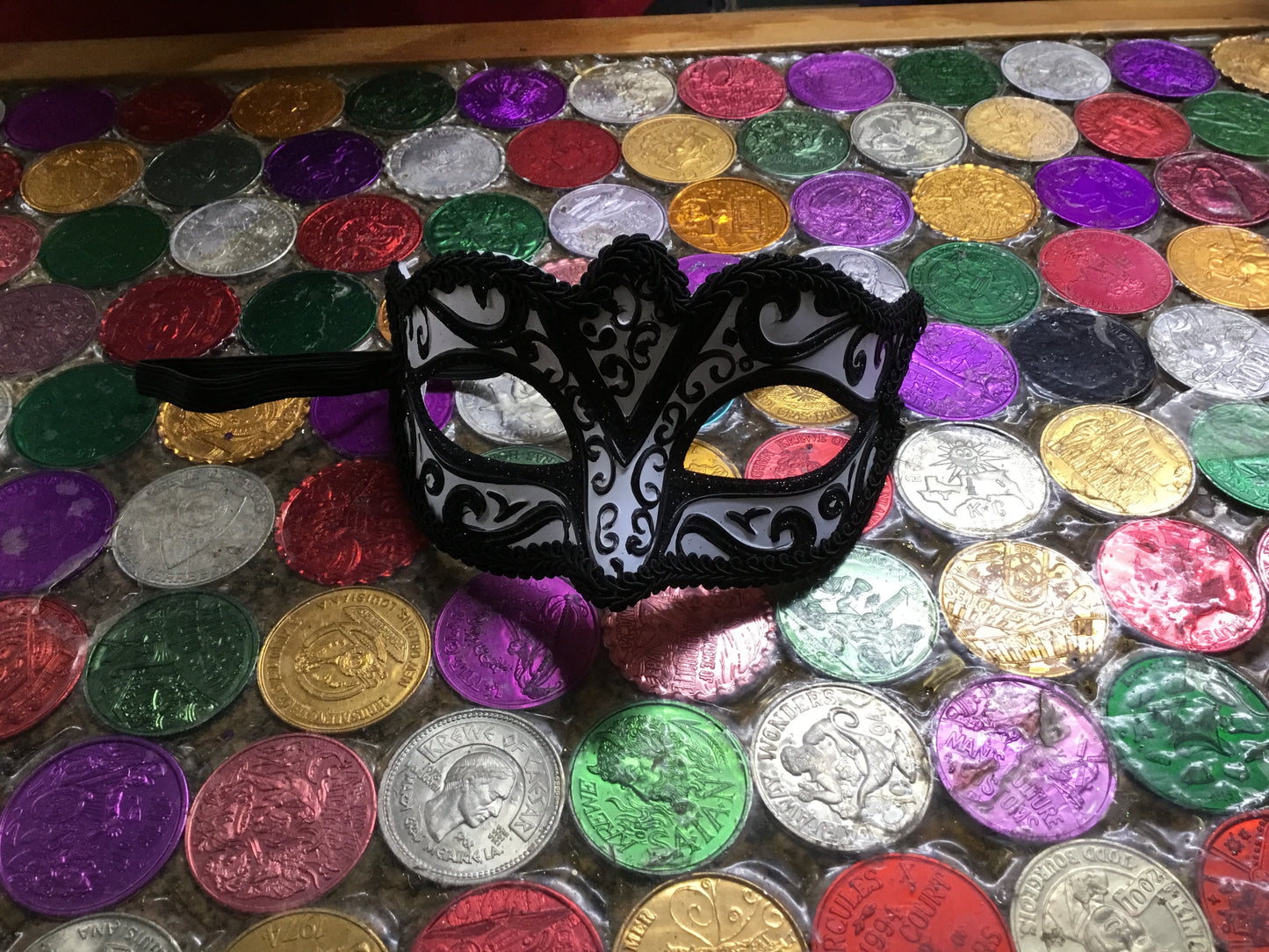 VENETIAN BLACK & WHITE EMBOSSED MASK