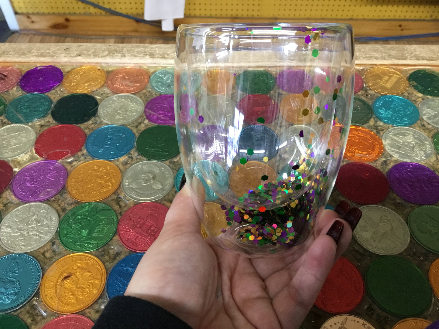 WINE GLASS WITH GLITTER INSIDE