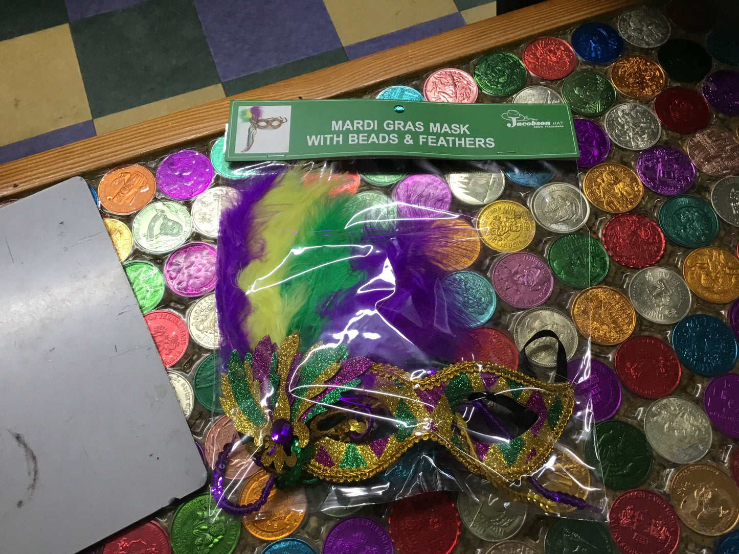 MARDI GRAS MASK W/BEADS & FEATHERS