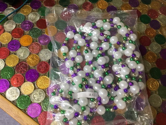 25MM WHITE PEARL WITH PURPLE, GREEN & GOLD SPACERS 6 PCS/PB