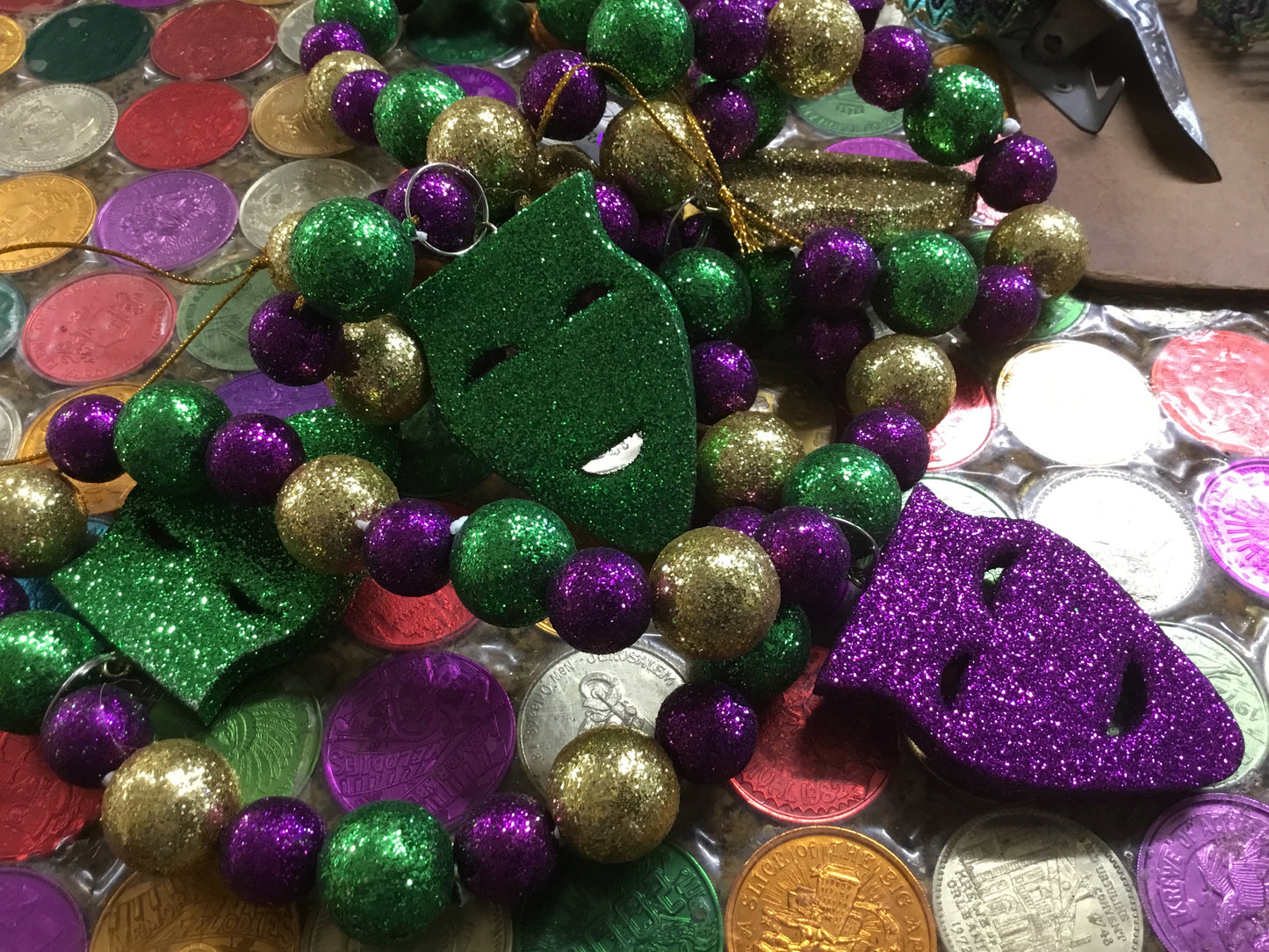 GLITTER GARLAND WITH COMEDY & TRAGEDY MASK